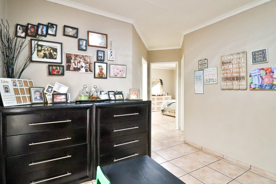 2 Bedroom Property for Sale in Rooihuiskraal Gauteng