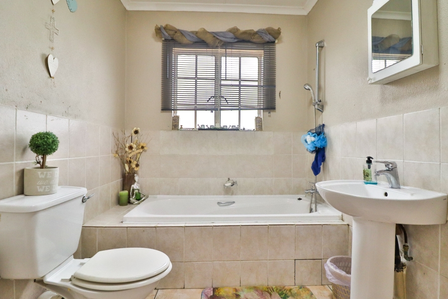 2 Bedroom Property for Sale in Rooihuiskraal Gauteng