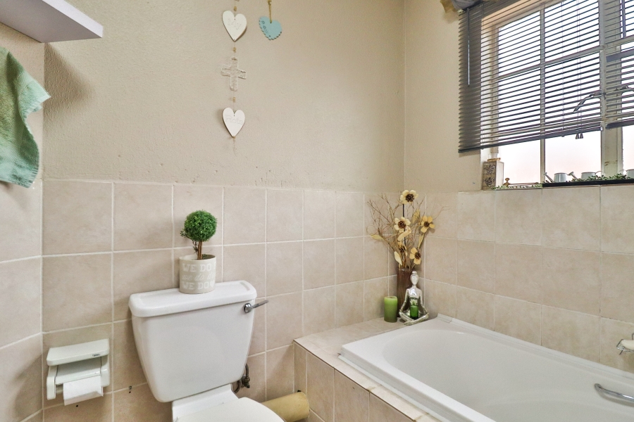 2 Bedroom Property for Sale in Rooihuiskraal Gauteng