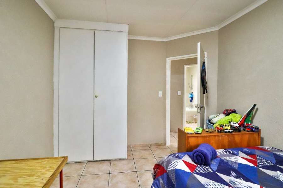 2 Bedroom Property for Sale in Rooihuiskraal Gauteng