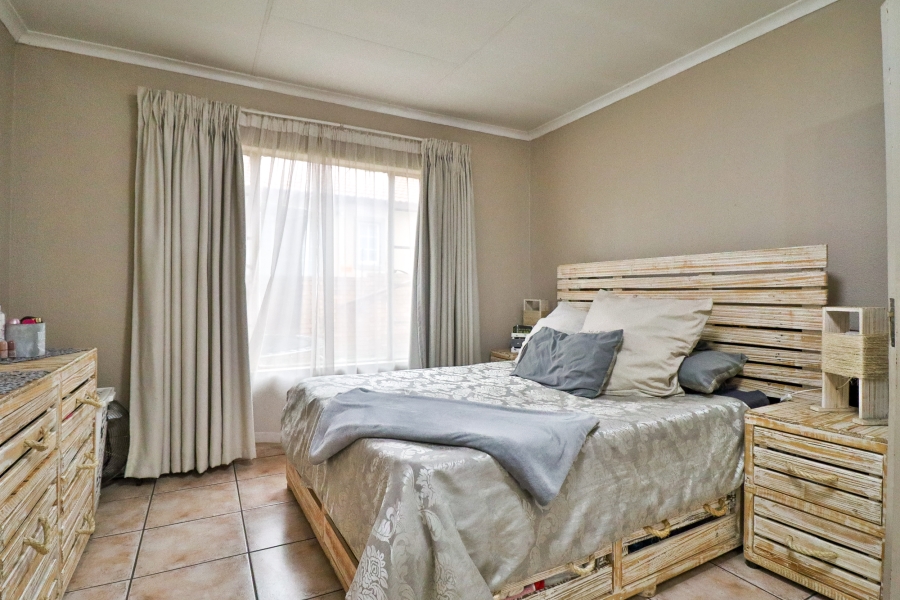 2 Bedroom Property for Sale in Rooihuiskraal Gauteng