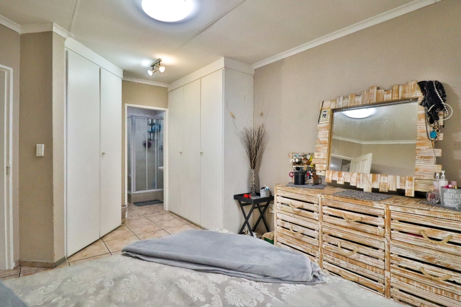 2 Bedroom Property for Sale in Rooihuiskraal Gauteng