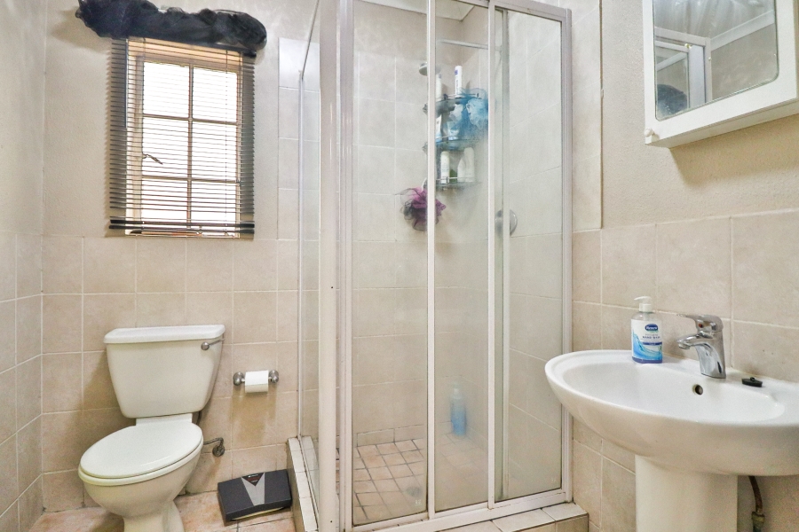 2 Bedroom Property for Sale in Rooihuiskraal Gauteng