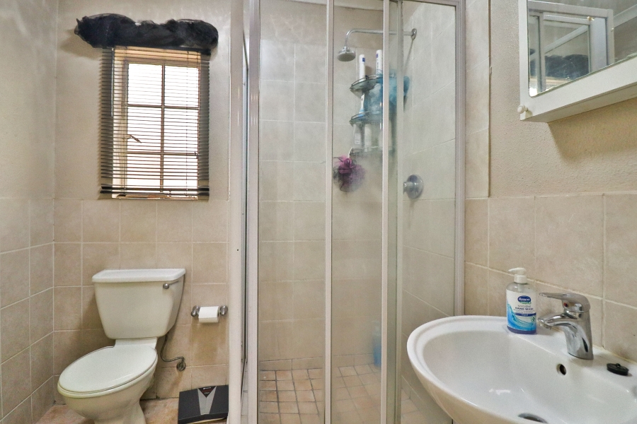 2 Bedroom Property for Sale in Rooihuiskraal Gauteng