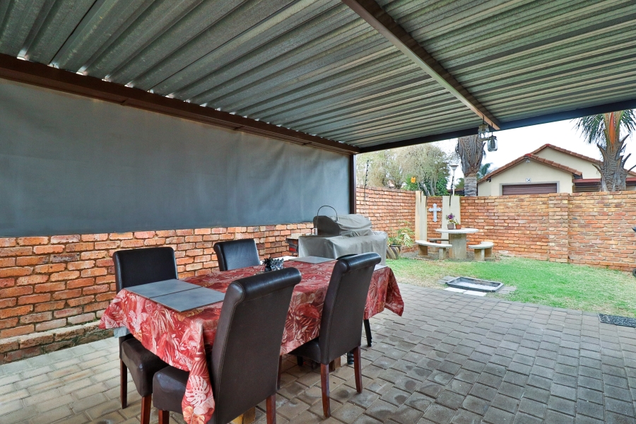 2 Bedroom Property for Sale in Rooihuiskraal Gauteng