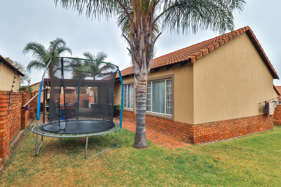 2 Bedroom Property for Sale in Rooihuiskraal Gauteng