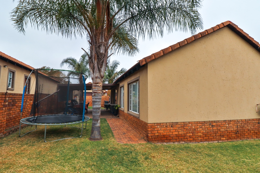 2 Bedroom Property for Sale in Rooihuiskraal Gauteng