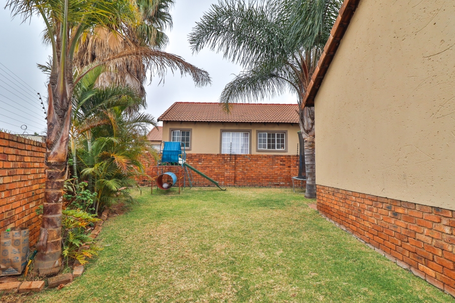 2 Bedroom Property for Sale in Rooihuiskraal Gauteng