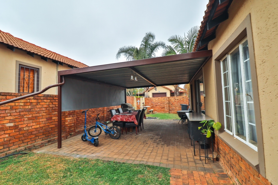 2 Bedroom Property for Sale in Rooihuiskraal Gauteng