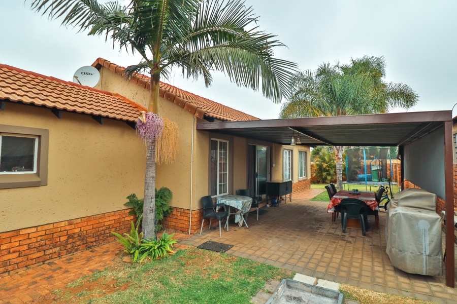 2 Bedroom Property for Sale in Rooihuiskraal Gauteng