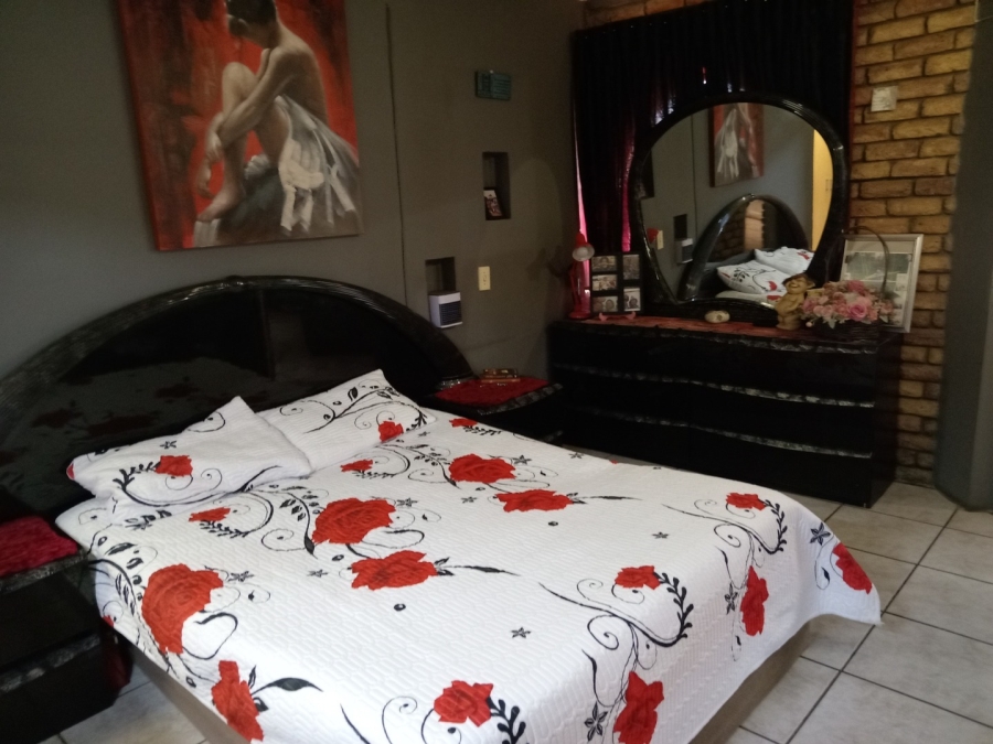 5 Bedroom Property for Sale in Visagie Park Gauteng