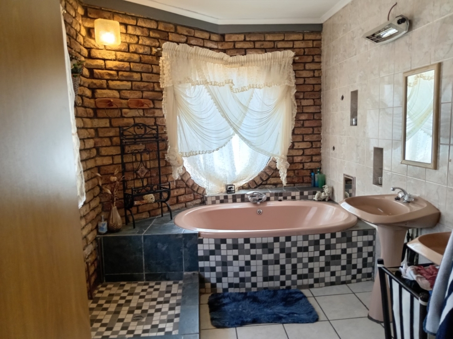 5 Bedroom Property for Sale in Visagie Park Gauteng