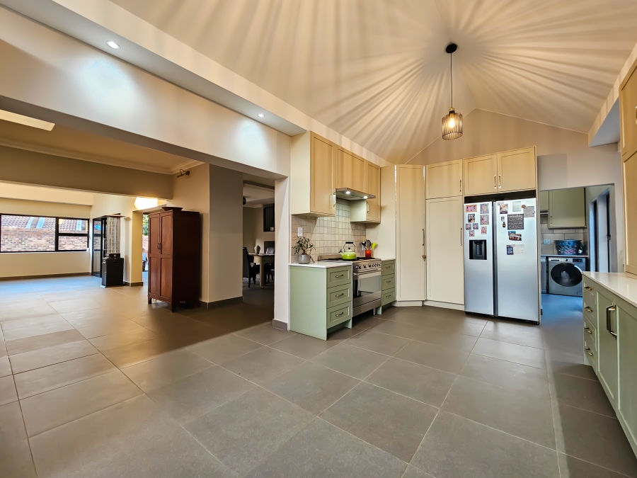 4 Bedroom Property for Sale in Faerie Glen Gauteng