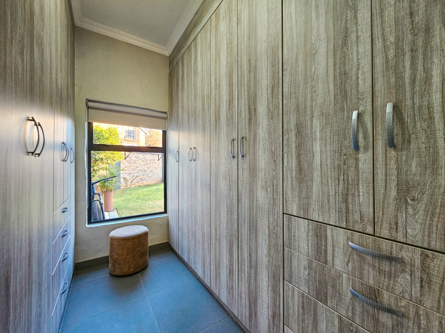 4 Bedroom Property for Sale in Faerie Glen Gauteng