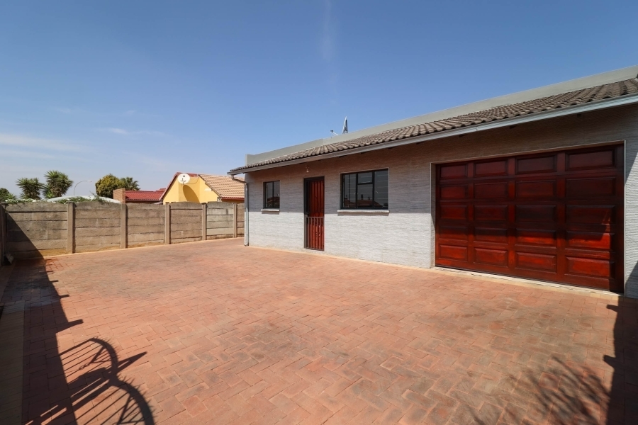 4 Bedroom Property for Sale in Lenasia South Gauteng