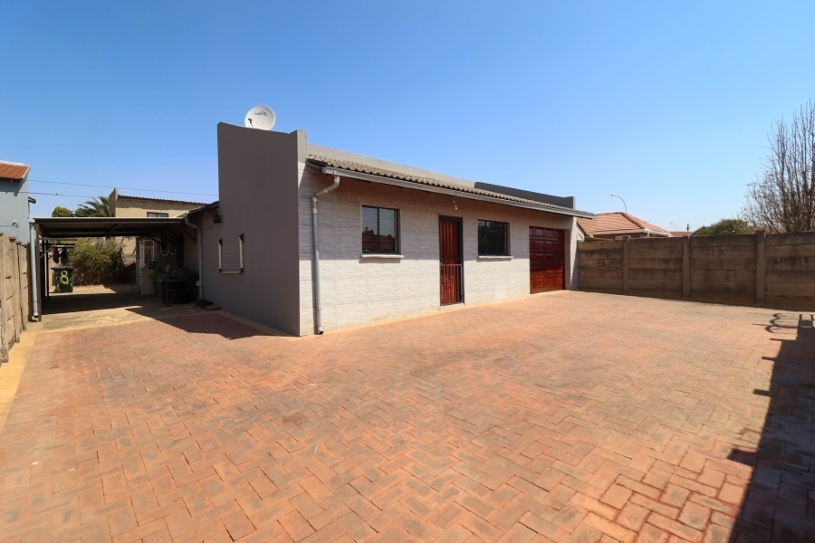 4 Bedroom Property for Sale in Lenasia South Gauteng