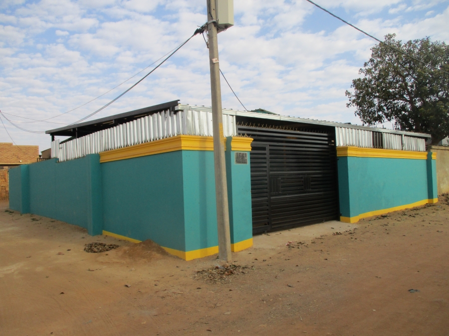 4 Bedroom Property for Sale in Tshepisong Gauteng