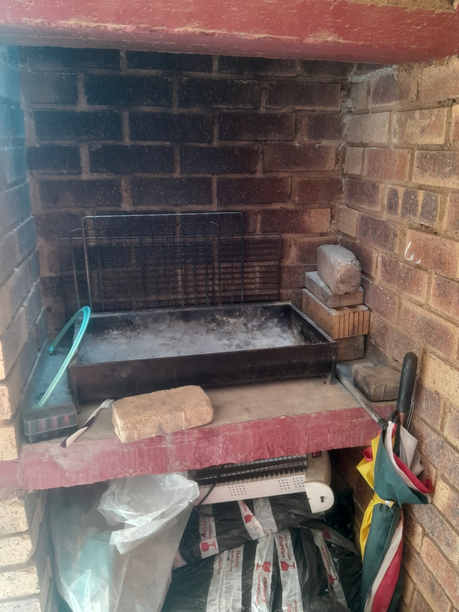 2 Bedroom Property for Sale in Erand Gardens Gauteng