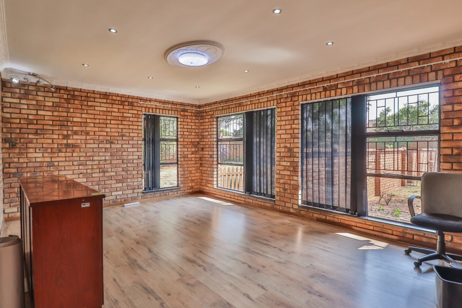 9 Bedroom Property for Sale in Ravenswood Gauteng