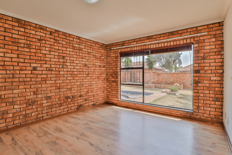 9 Bedroom Property for Sale in Ravenswood Gauteng