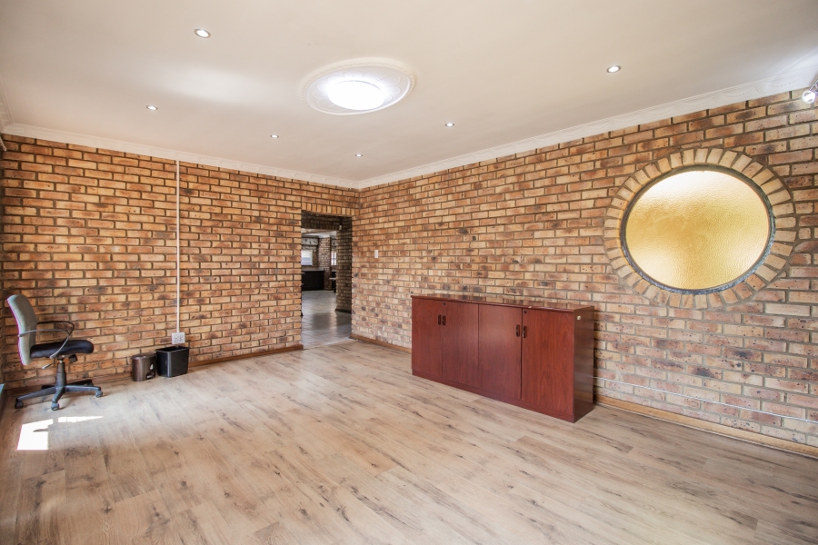 9 Bedroom Property for Sale in Ravenswood Gauteng