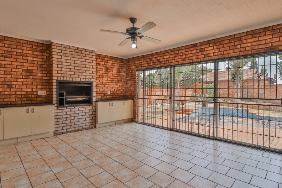 9 Bedroom Property for Sale in Ravenswood Gauteng