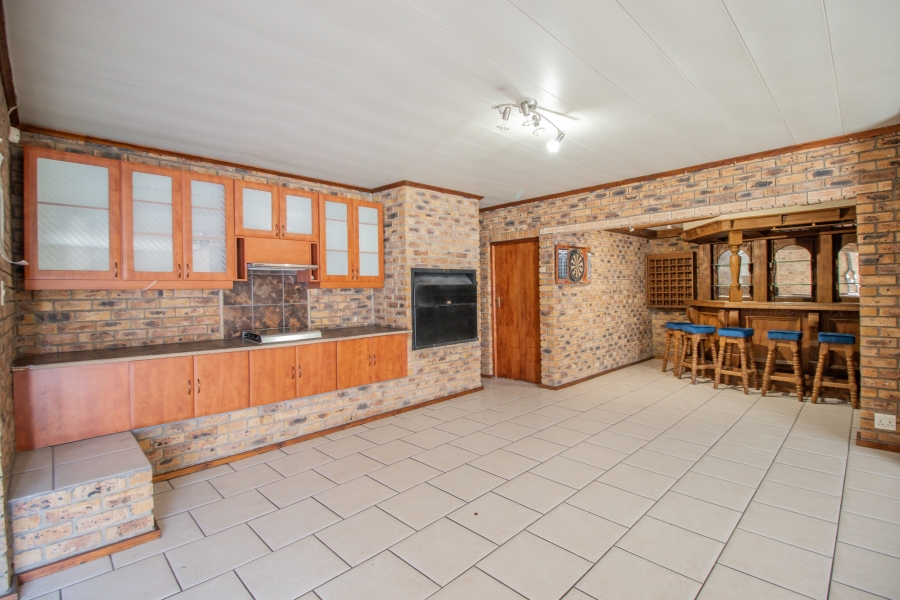 9 Bedroom Property for Sale in Ravenswood Gauteng