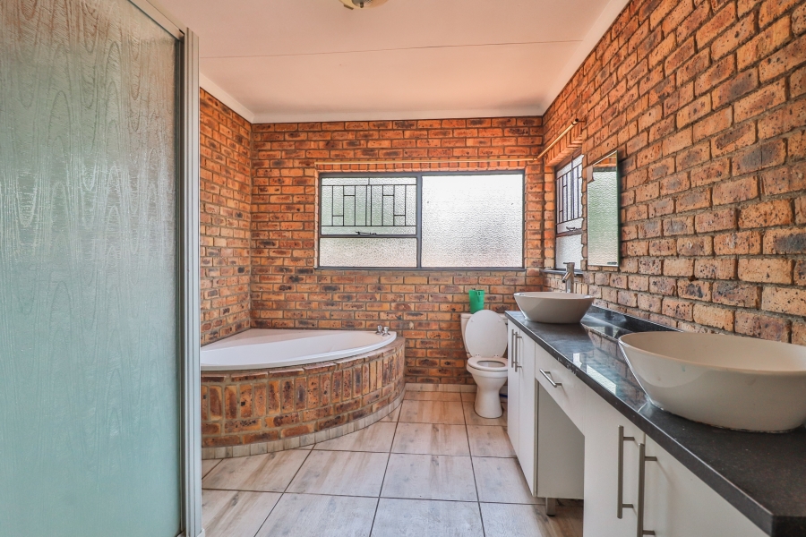 9 Bedroom Property for Sale in Ravenswood Gauteng