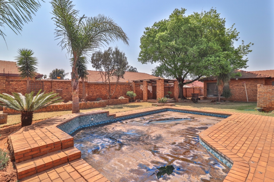 9 Bedroom Property for Sale in Ravenswood Gauteng