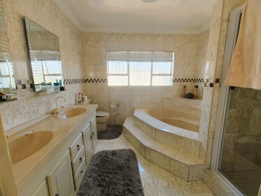 4 Bedroom Property for Sale in Roshnee Gauteng