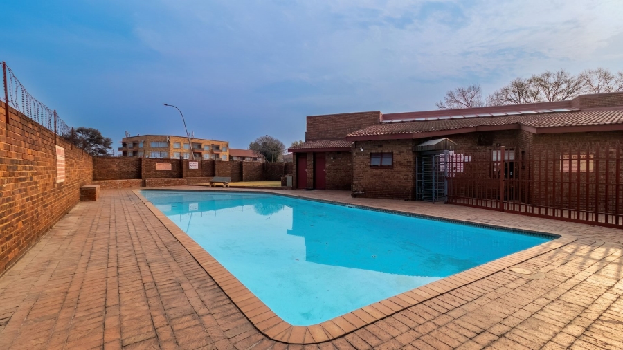 2 Bedroom Property for Sale in Linmeyer Gauteng