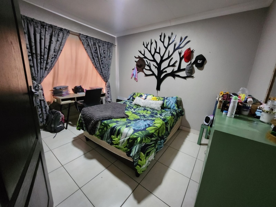 5 Bedroom Property for Sale in Sonneveld Gauteng