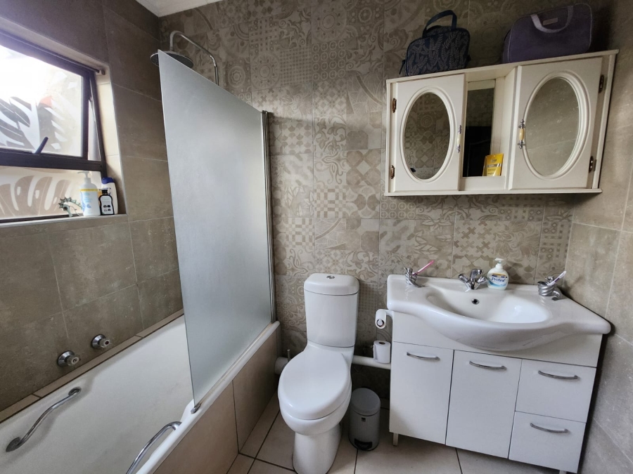 5 Bedroom Property for Sale in Sonneveld Gauteng