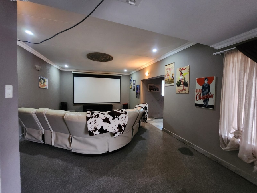 5 Bedroom Property for Sale in Sonneveld Gauteng