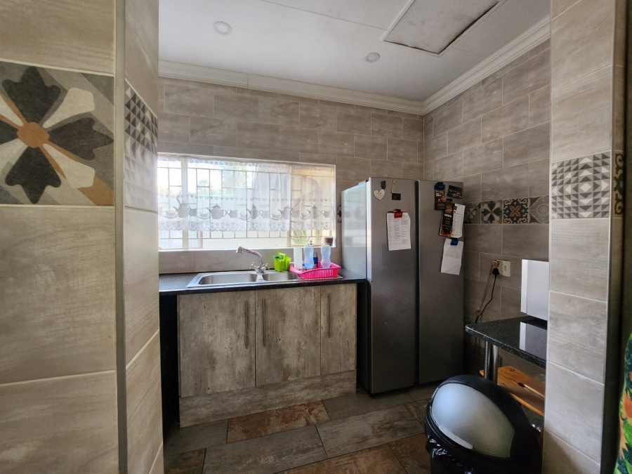 5 Bedroom Property for Sale in Sonneveld Gauteng