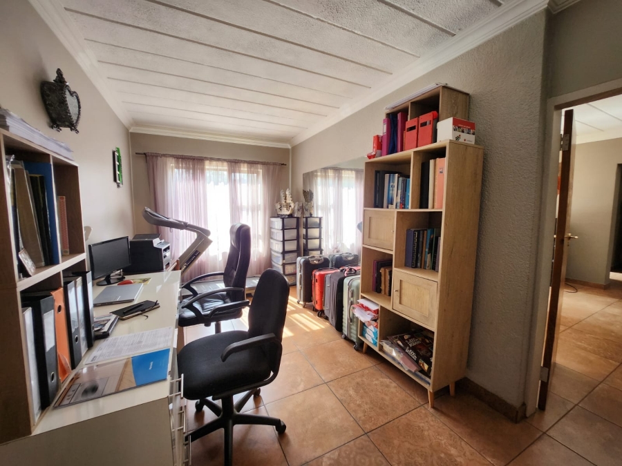 5 Bedroom Property for Sale in Sonneveld Gauteng