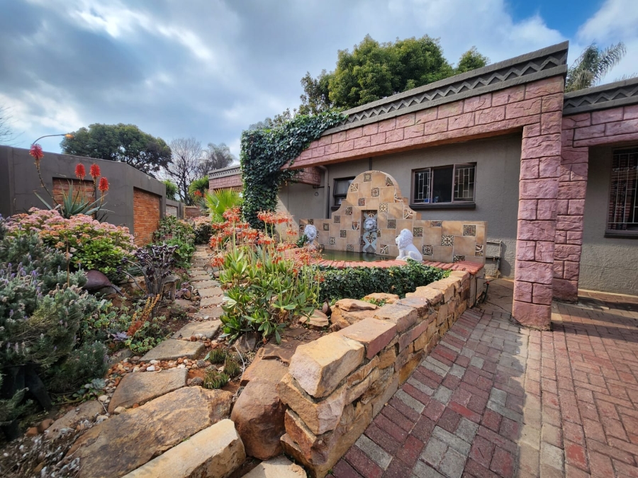 5 Bedroom Property for Sale in Sonneveld Gauteng