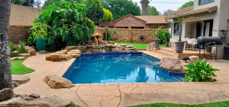 5 Bedroom Property for Sale in Sonneveld Gauteng