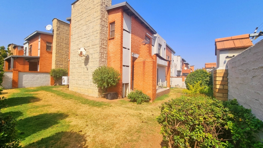 3 Bedroom Property for Sale in Crescent Wood Country Estate Gauteng