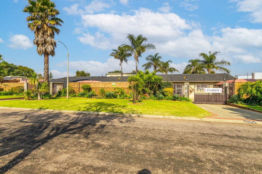 6 Bedroom Property for Sale in Sunward Park Gauteng