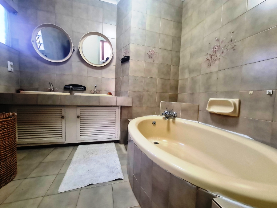 4 Bedroom Property for Sale in Corlett Gardens Gauteng