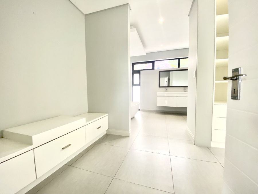 To Let 4 Bedroom Property for Rent in Sandown Gauteng