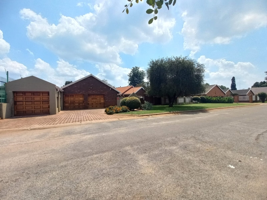 5 Bedroom Property for Sale in Kenleaf Gauteng
