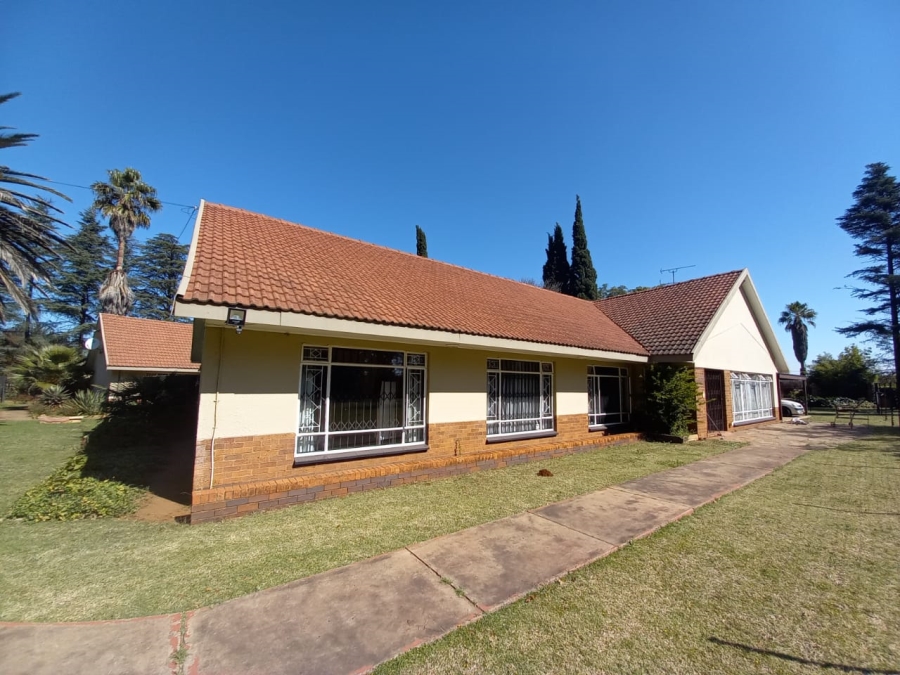 4 Bedroom Property for Sale in Unitas Park Gauteng