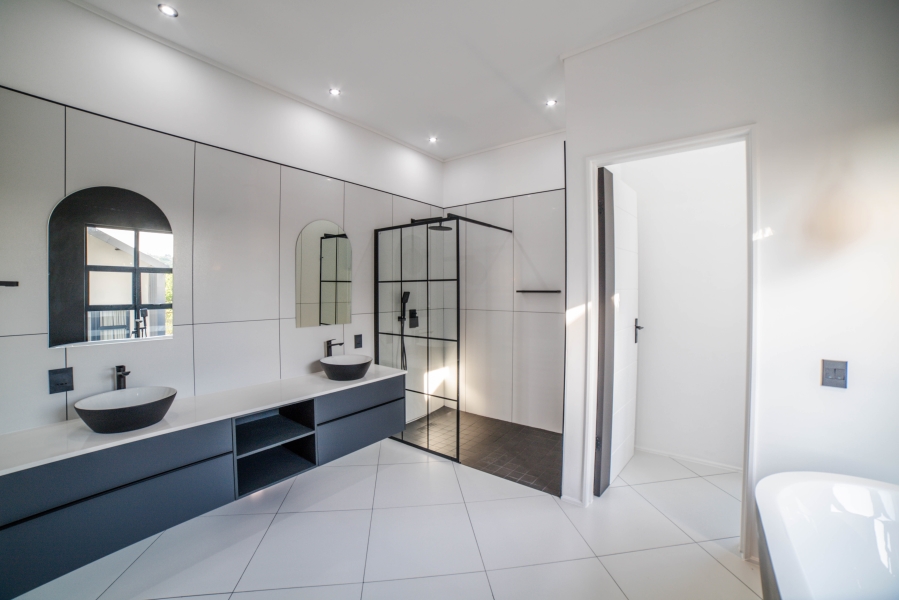 5 Bedroom Property for Sale in Helderfontein Estate Gauteng