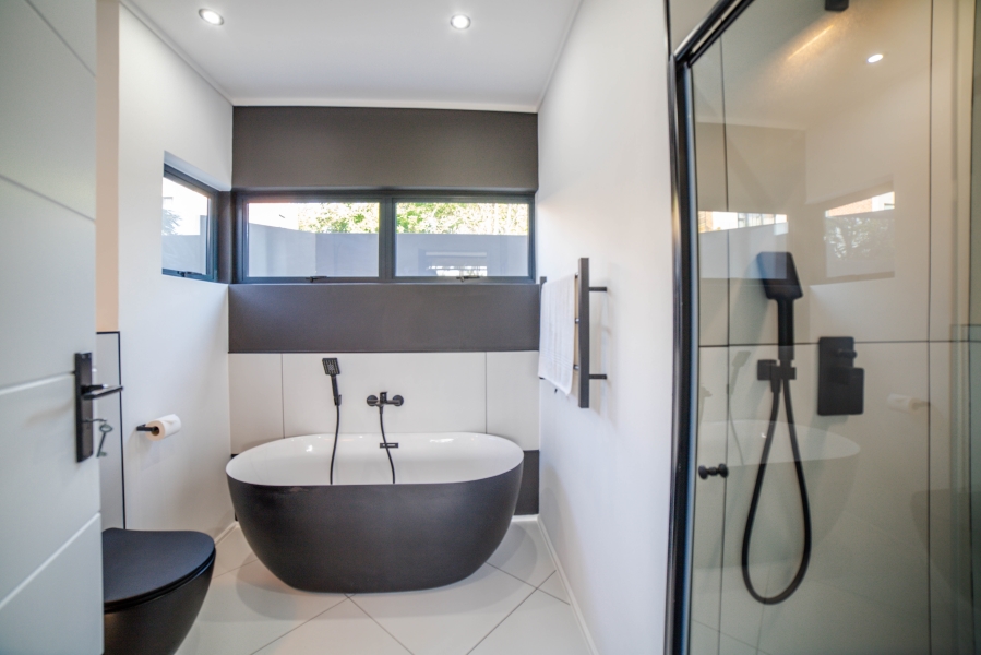 5 Bedroom Property for Sale in Helderfontein Estate Gauteng