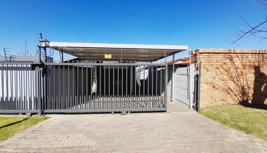 3 Bedroom Property for Sale in Crown Gardens Gauteng