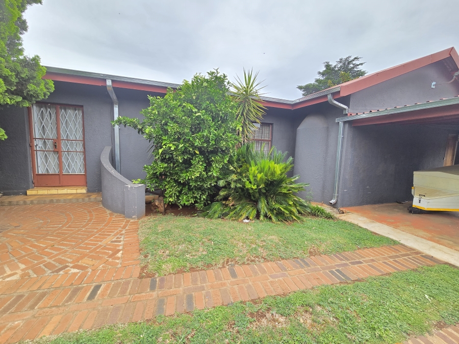 4 Bedroom Property for Sale in Oberholzer Gauteng