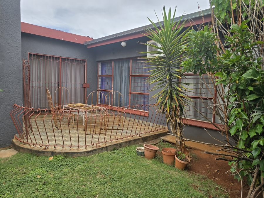 4 Bedroom Property for Sale in Oberholzer Gauteng