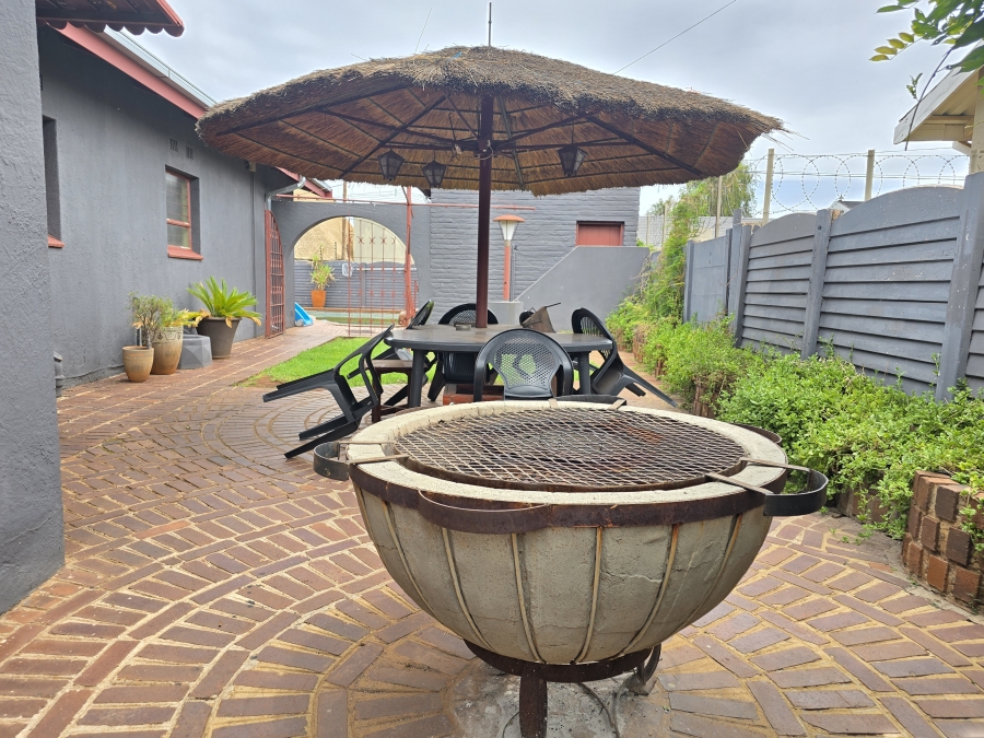 4 Bedroom Property for Sale in Oberholzer Gauteng